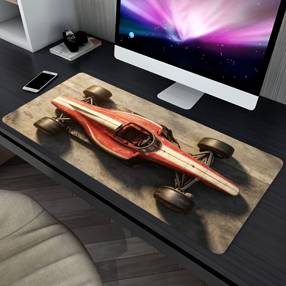 Retro Gaming Desk - レトロなフォーミュラレーシングカー柄の拡張ゲーミングマウスパッド、滑り止めデスク表面、ヴィンテージモータースポーツアートプリント、ゲームやオフィス用