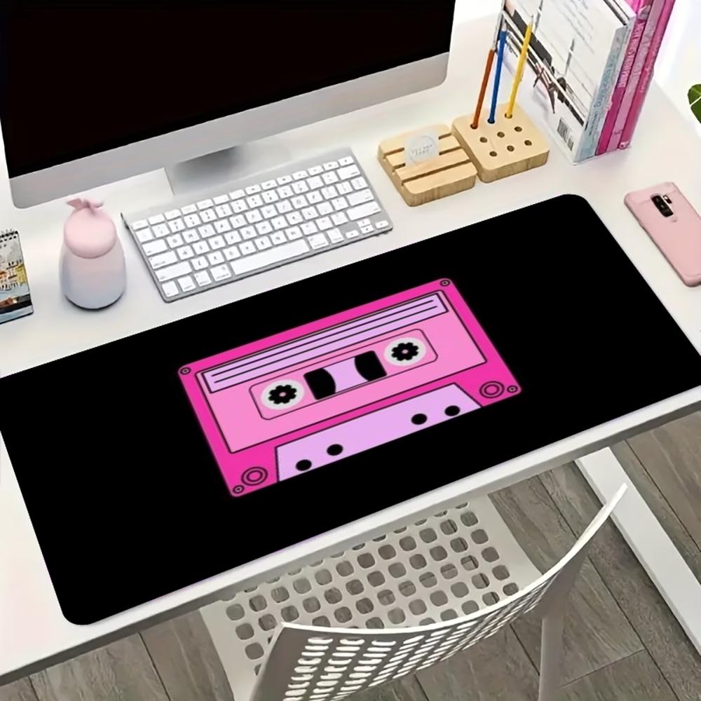 ピンクのレトロなカセットテープ型大型ゲーミングマウスパッド、 - Retro Gaming Desk のレビューと価格