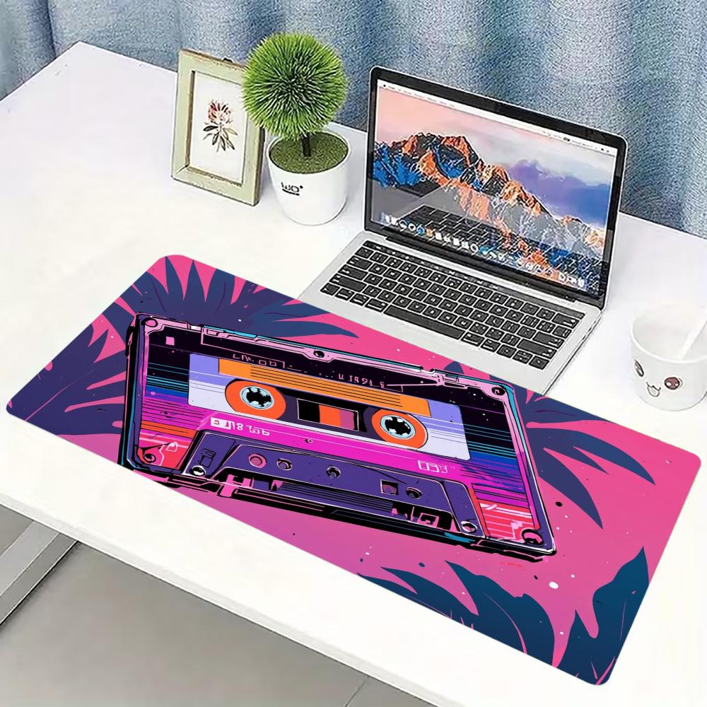 ピンクのレトロなカセットテープ型大型ゲーミングマウスパッド、 - Retro Gaming Desk のレビューと価格